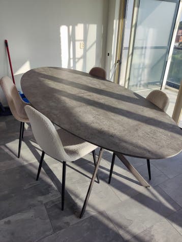 Tafel ovaal met vier stoelen gratis af te halen