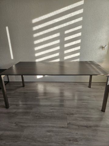 Moderne eettafel met metalen poten