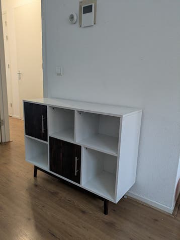Witte kast met donkerbruine deuren en planken