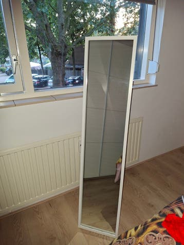 Witte passpiegel met slank design