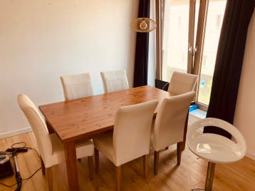 Tafel met 6 stoelen