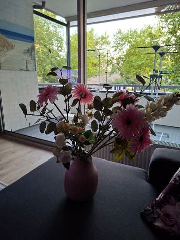 Roze vaas met ribbels, perfect voor bloemen
