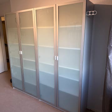 Witte Pax kast met glazen deuren en planken, gratis afhalen.