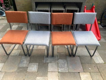 Vier eetkamerstoelen