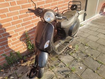 Zwarte scooter- opknapper gelijk meenemen (of fixer gezocht)