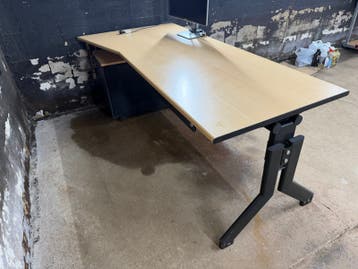Ruim bureau met ladeblok - 200x180 cm