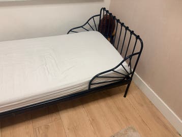 Zwart metalen eenpersoonsbed met matras