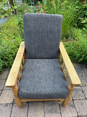 Comfortabele houten fauteuil met grijze kussens