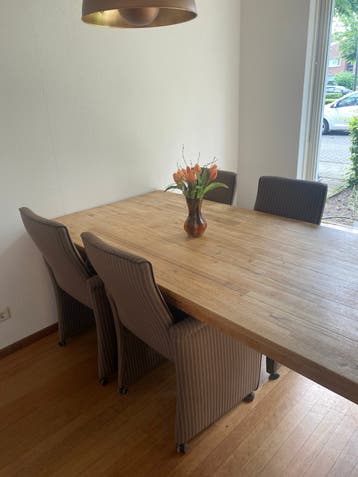 6 comfortabele eetkamerstoelen met wieltjes
