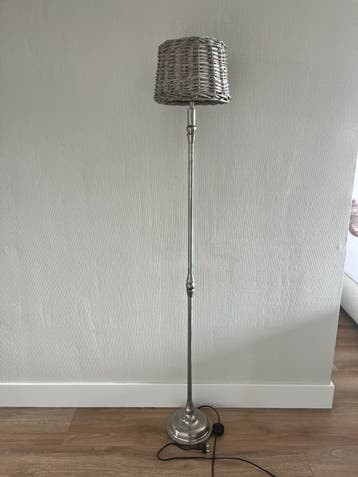 GRATIS Stijlvolle staande lamp met rieten kap