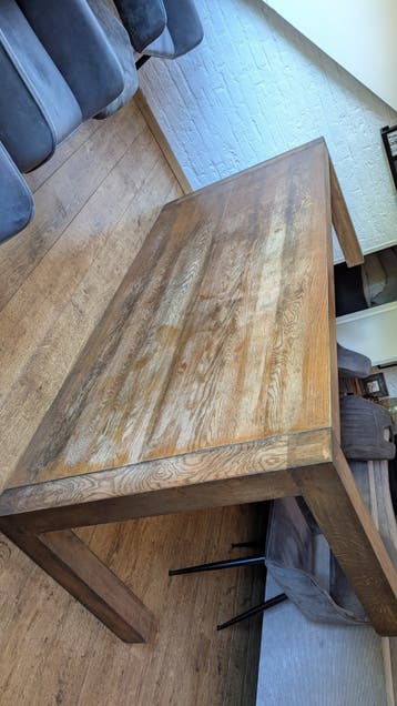 DeRobuuste eikenhouten eettafel - perfect voor gezinnen