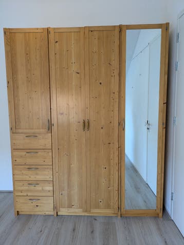 Ruime kledingkast met 4 deuren en 5 lades - DIY project