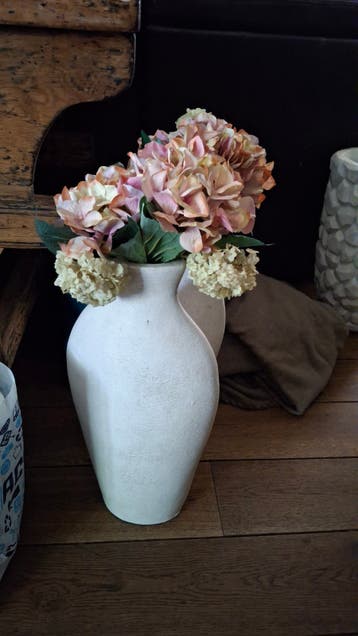 2 grote vazen met kinstbloemen