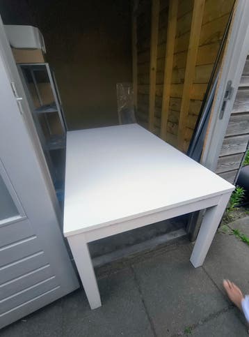 Witte eettafel, uitschuifbaar, zo goed als nieuw