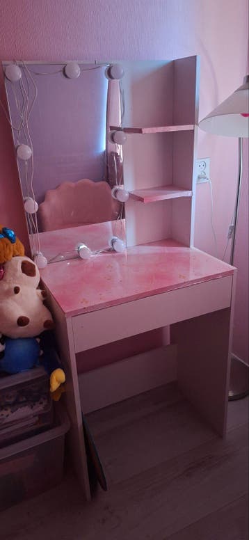 GRATIS MAKE UP TAFEL MET VERLICHTING.