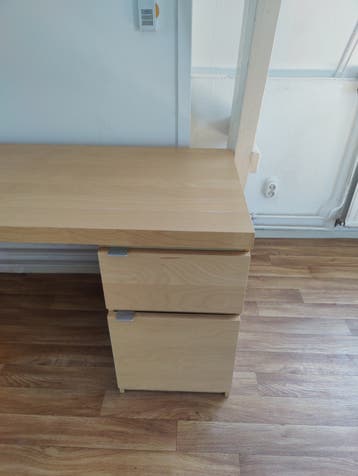 Stevig IKEA bureau met lades en opbergvak