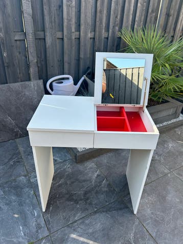 Witte kaptafel met spiegel en opbergruimte