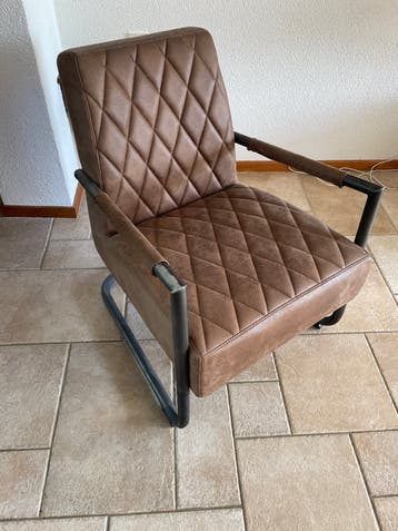 Bruine fauteuil met metalen frame en gewatteerde zitting
