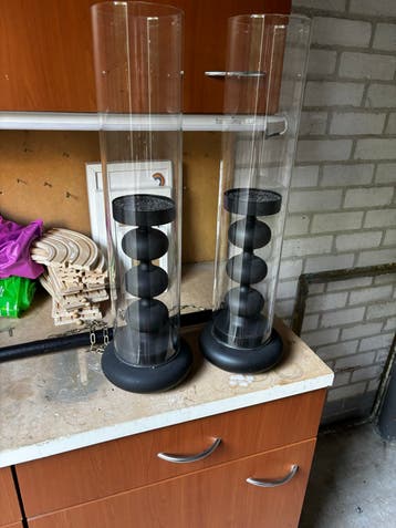 Set van 2 zwarte kandelaars met glazen cilinder