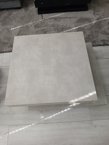 Betonlook tafel. (Strepen is het licht,de tafel ziet er top