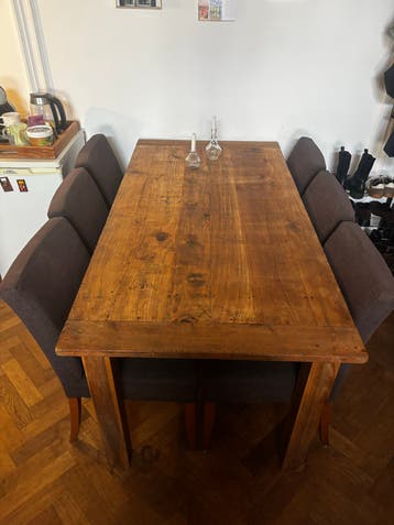 Robuuste houten eettafel in goede staat
