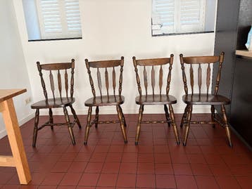 Vier houten stoelen - Gratis af te halen