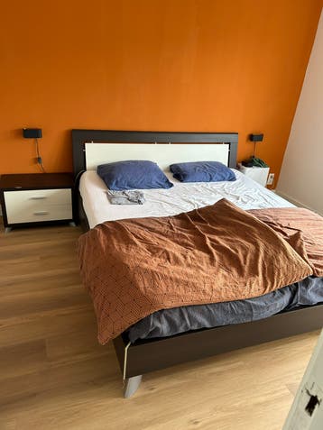 Gratis bed 210 bij 180 incl nachtkastjes