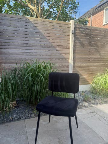 Gratis af te halen – eettafel + 3 zwarte eetkamerstoelen