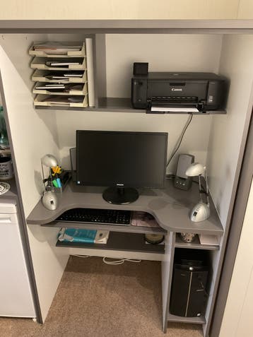 Functioneel computermeubel (GRATIS AF TE HALEN)