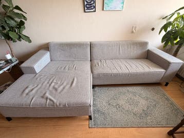 Gratis - Comfortabele grijze hoekbank met chaise longue