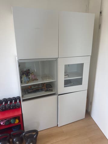 Witte opbergkast met glazen en dichte deuren