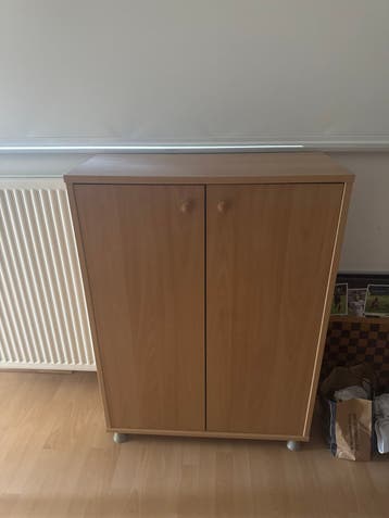 Houten kast met twee deuren en planken