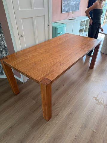 Tafel 2 bij 1 gratis op te halen. Moet snel weg