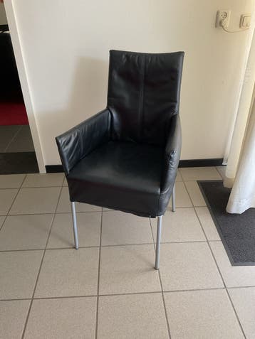 6 Zwarte leren eetkamerstoel met metalen poten