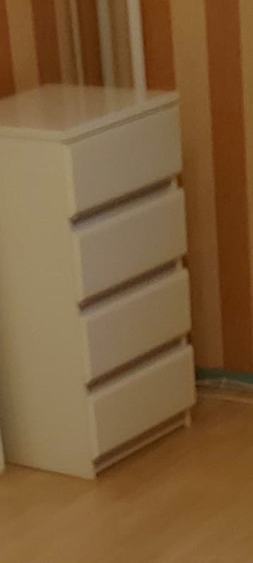 2x nachtkastje  hoog model  gratis