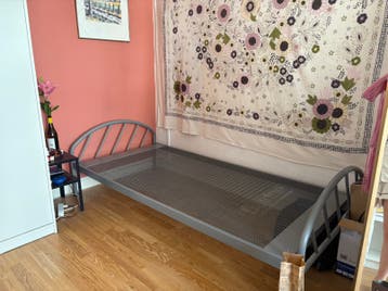 Grijs metalen bed met matras