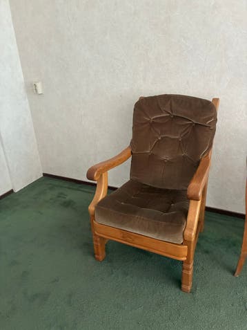 Vintage fauteuil met houten frame en bruine bekleding