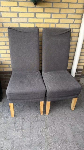 Gratis!!! 2x Donkergrijze stoelen met houten poten