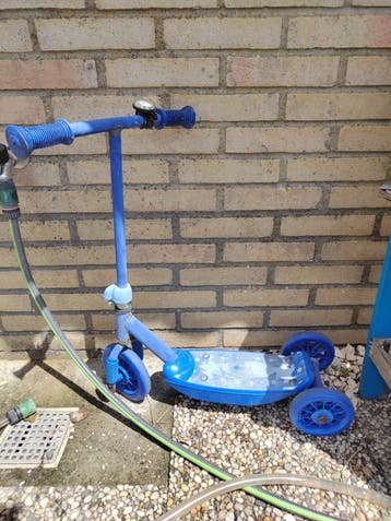 Blauwe kinderstep met 3 wielen