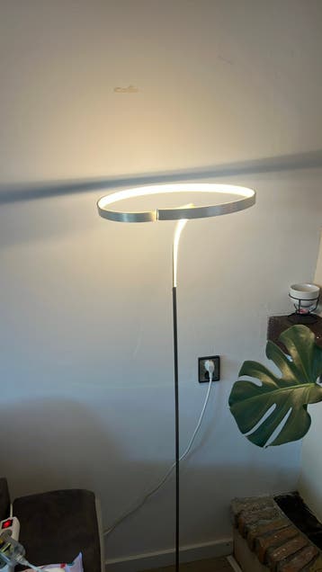 Moderne LED Vloerlamp met Ringdesign