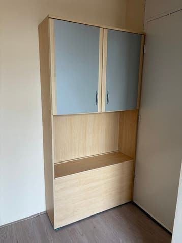 GRATIS Praktische kast met deuren en opbergvakken
