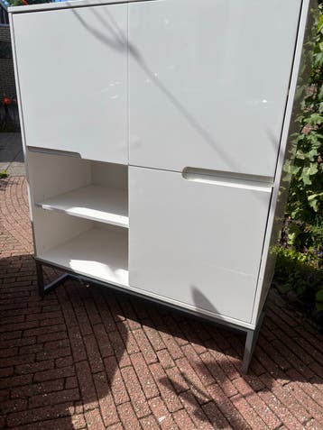 Gratis hoogglans witte kast met metalen onderstel
