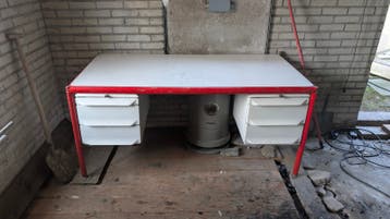 Aluminium frame Bureau met stalen lades.