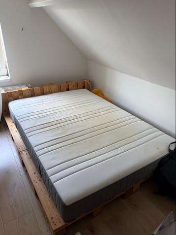Matras 140x200 cm, met houten palletbed als je wilt.