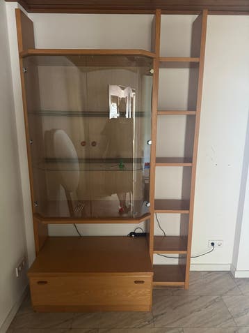 Houten wandmeubel met vitrinekast en opbergruimte