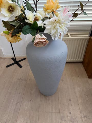 Grote grijze vaas met patroon incl bloemen