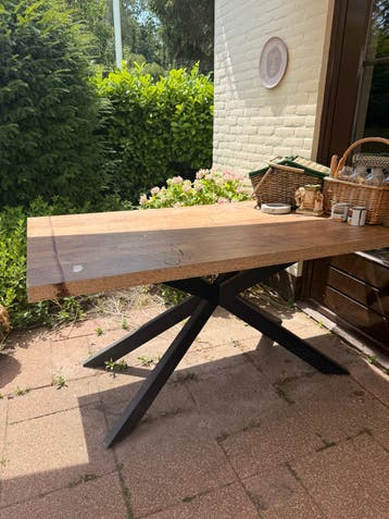 GRATIS Eettafel met Zwart Metalen Onderstel