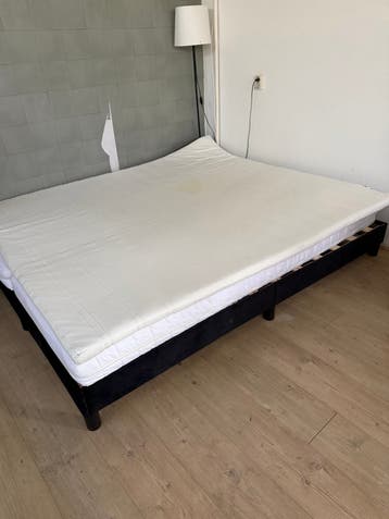 Tweepersoonsbed met matras en topper
