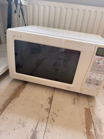 Oude maar goed werkende magnetron. Wegens verhuizing gratis