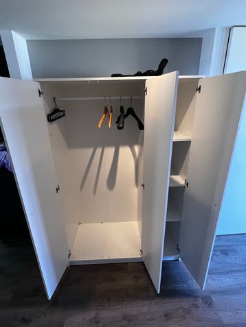 Witte Ikea Kleppstad kledingkast met hang- en legruimte
